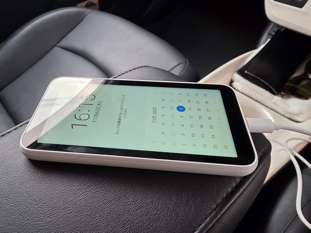 Galaxy 5G Mobile Wi-Fiを車内で利用する様子の画像