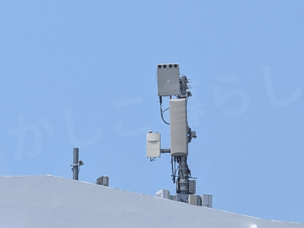 計測したエリアの建物屋上でみつけた楽天のアンテナ